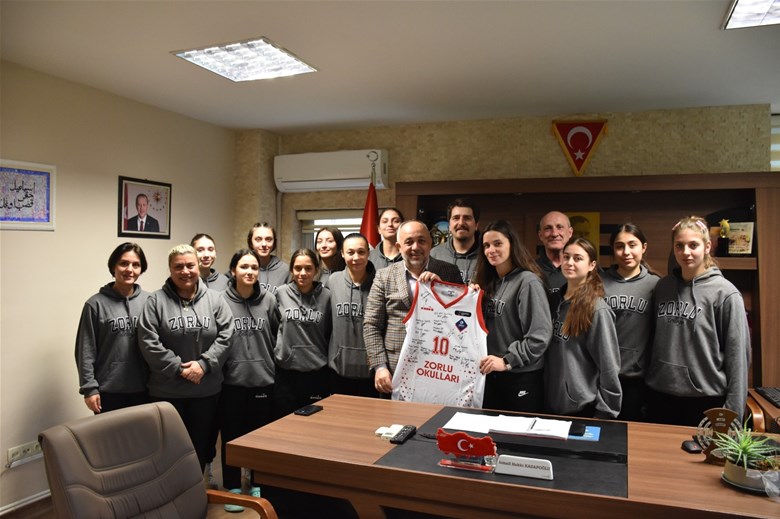 Kız Basketbol Takımı İl Müdürü Kasapoğlu ile buluştu