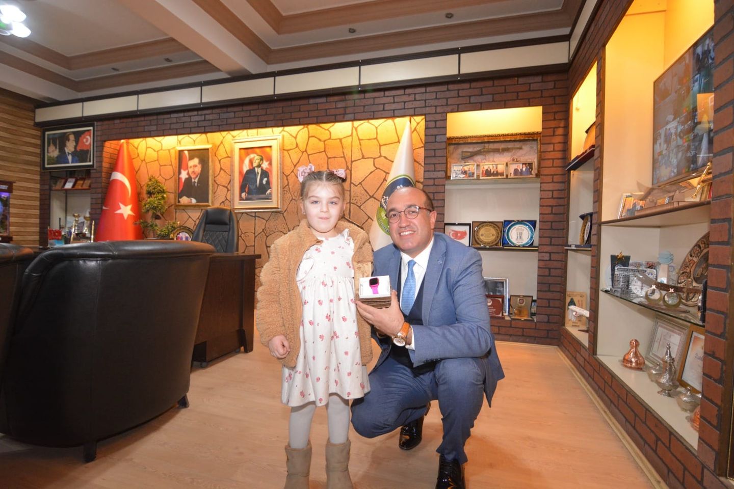 Belediye Başkanı Dr. Mustafa Çöl, Öğretmenler Günü'nde genç kızı özel bir hediyeyle kutladı