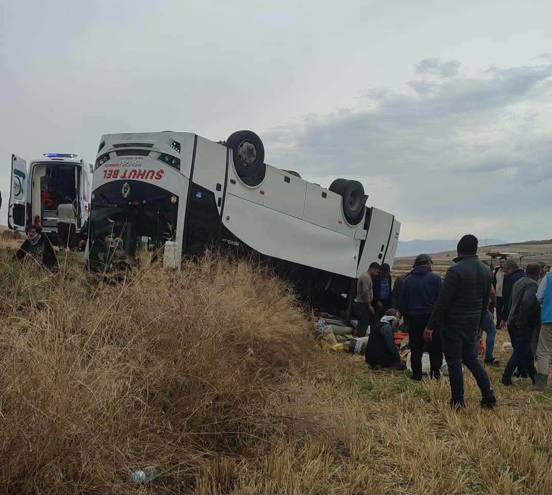 Şuhut Yolunda Midibüs Devrildi:25 yaralı