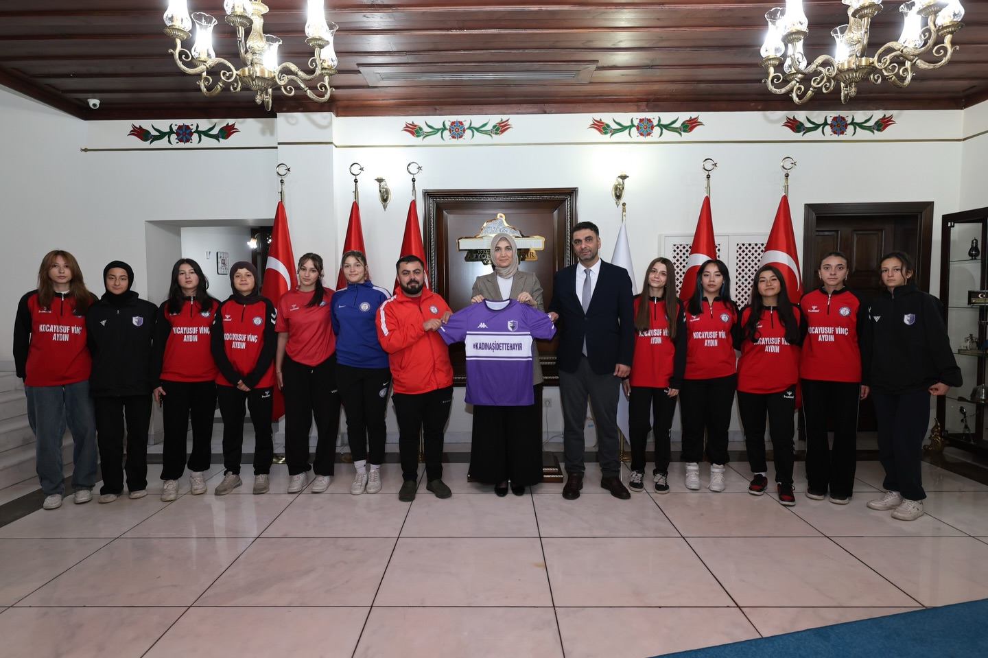 Kadın Futbolculardan Devlet Ana'ya Ziyaret