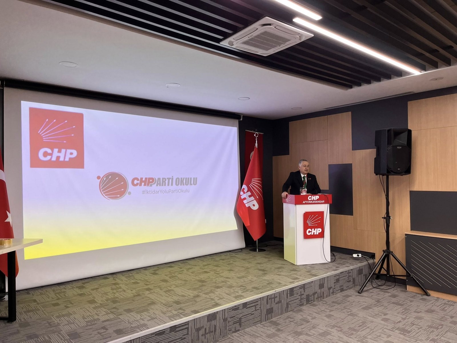 KARADENİZ, “KAMU YÖNETİMİNDE KEYFİLİĞİ DEĞİL, LİYAKATİ VE TARAFSIZLIĞI ESAS ALIR”