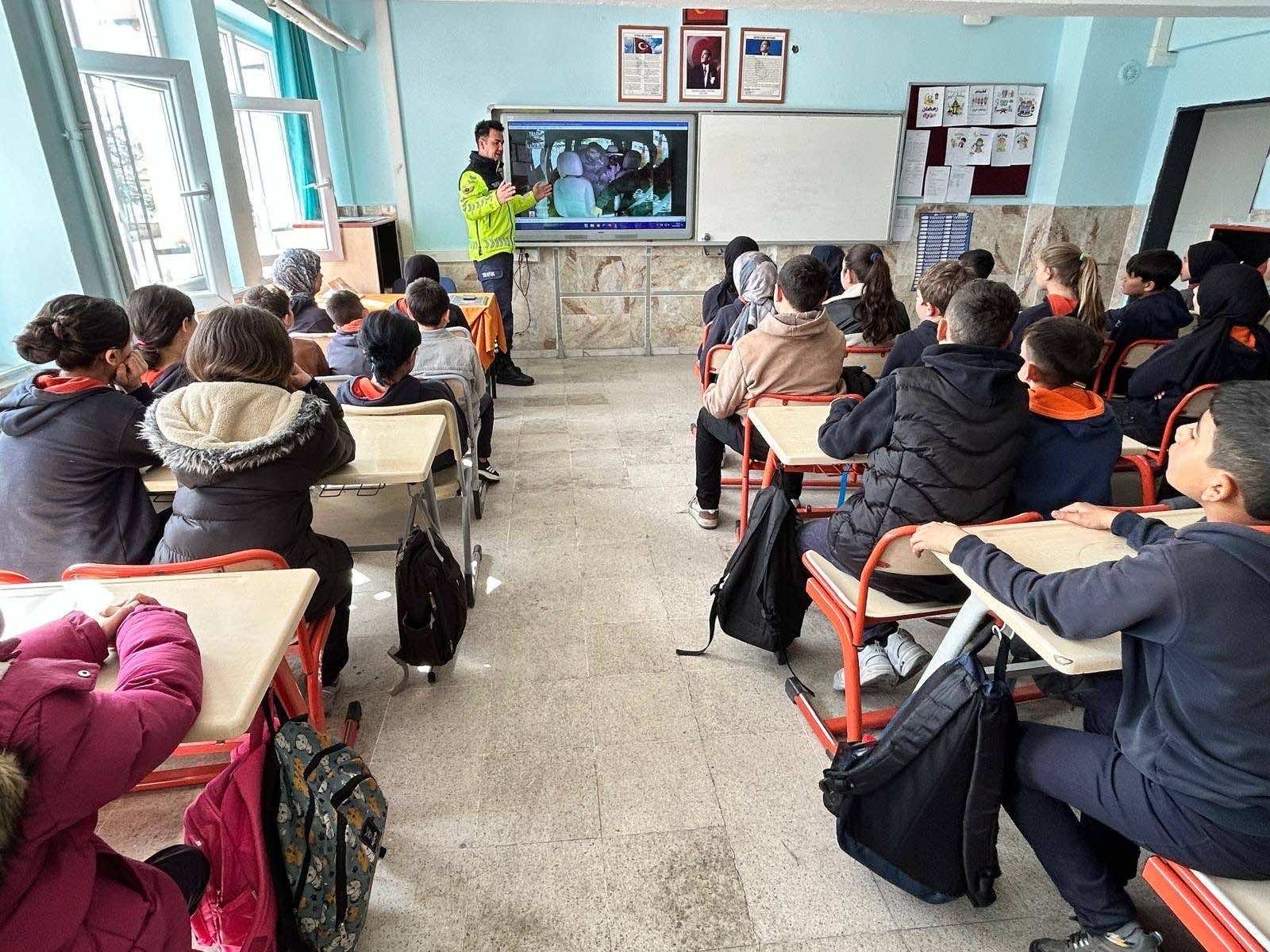 Öğrencilere Trafik Kuralları Anlatıldı