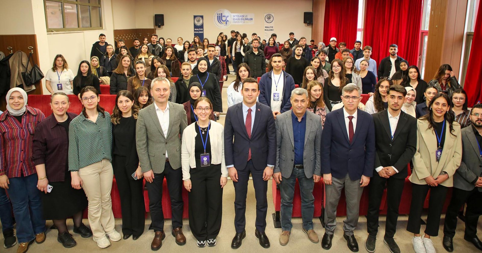 AKÜ KARİYER ŞÖLENİNDE KAYMAKAM DEMİRCİ’DE ÖĞRENCİLERLE BİR ARAYA GELDİ