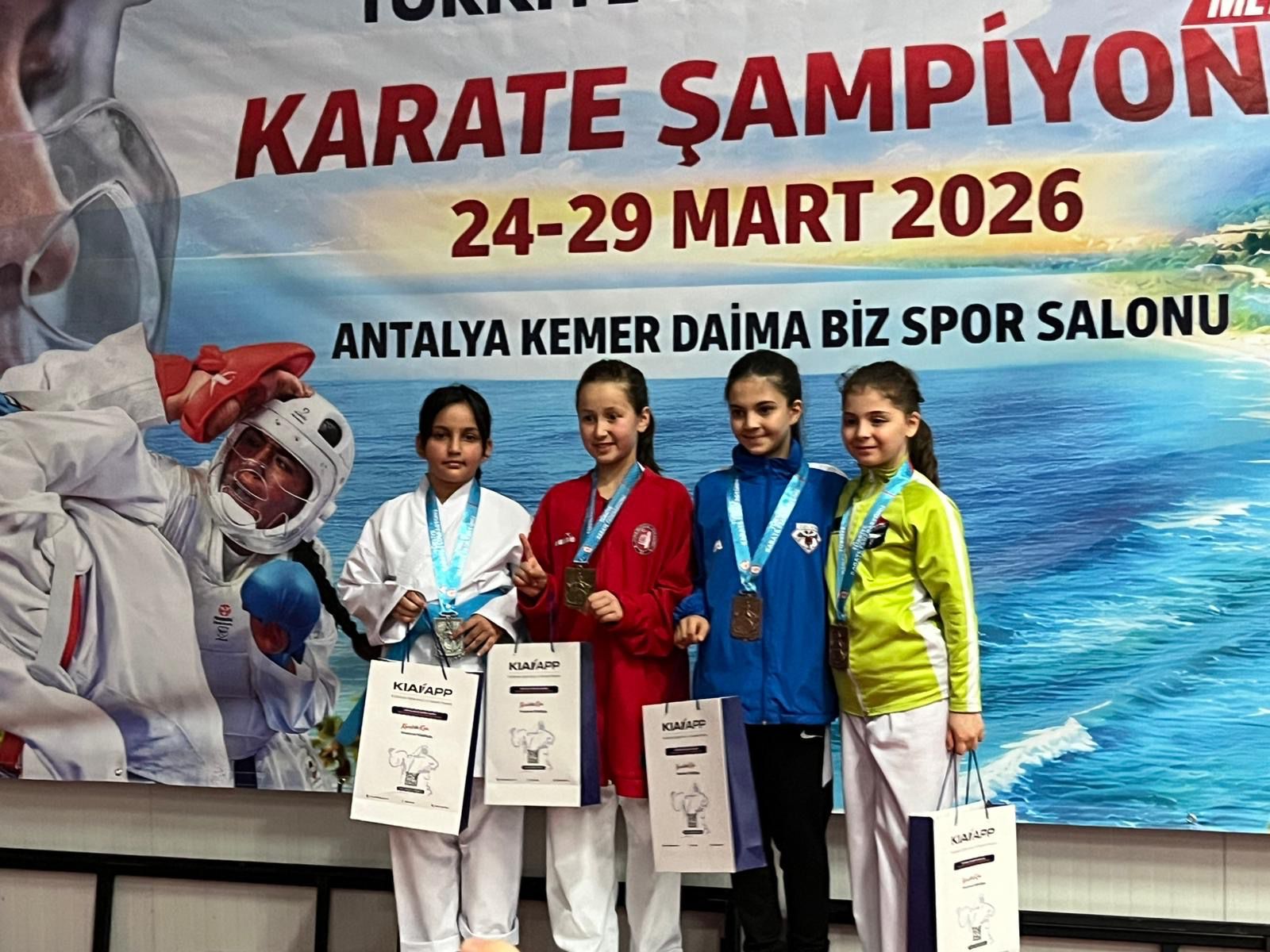 AFYON’UN GENÇ KARATECİLERİ TÜRKİYE ARENASINDA PARLADI