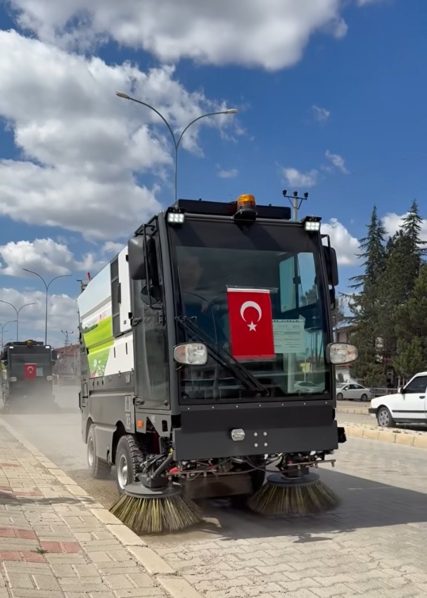 ŞUHUT’A 2 ADET YOL SÜPÜRME ARACI HİBE EDİLDİ