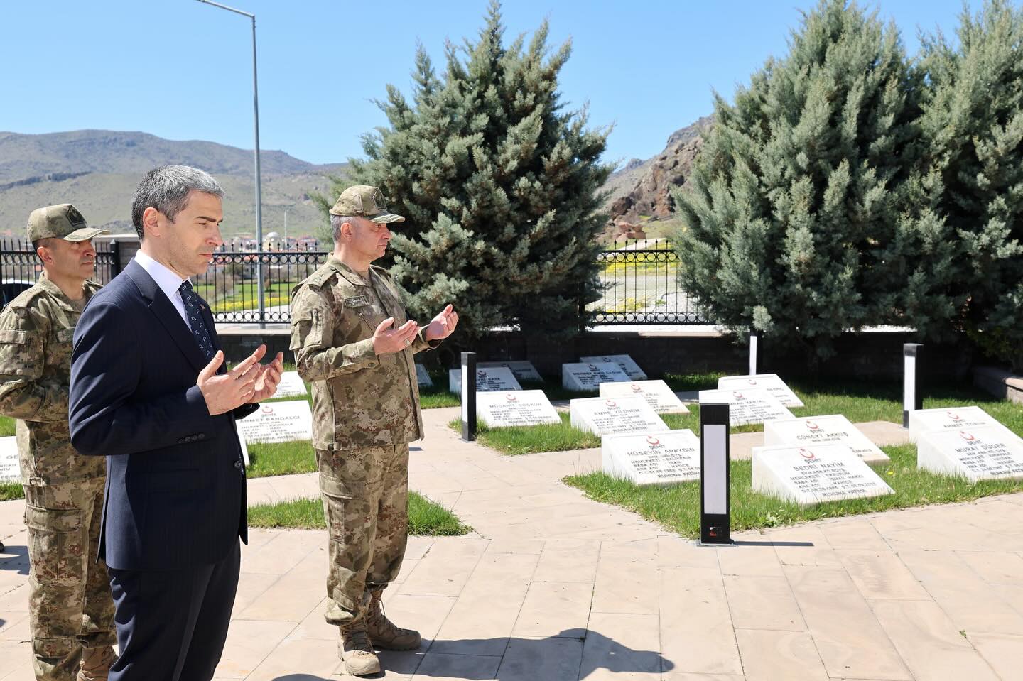 Vali Aktaş, Şehitler İçin Dua Etti