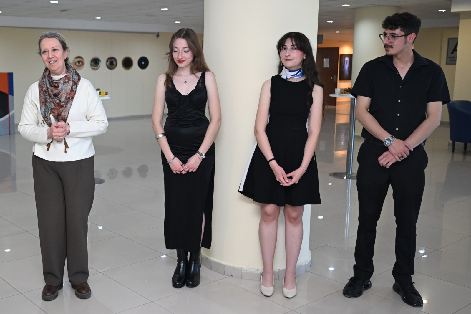 Bir Günde İki Sergi