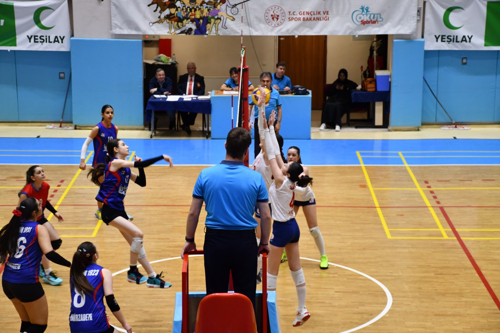 Küçük Kızlar Voleybol Kulüp Müsabakaları Tınaztepe Spor Salonunda Başladı