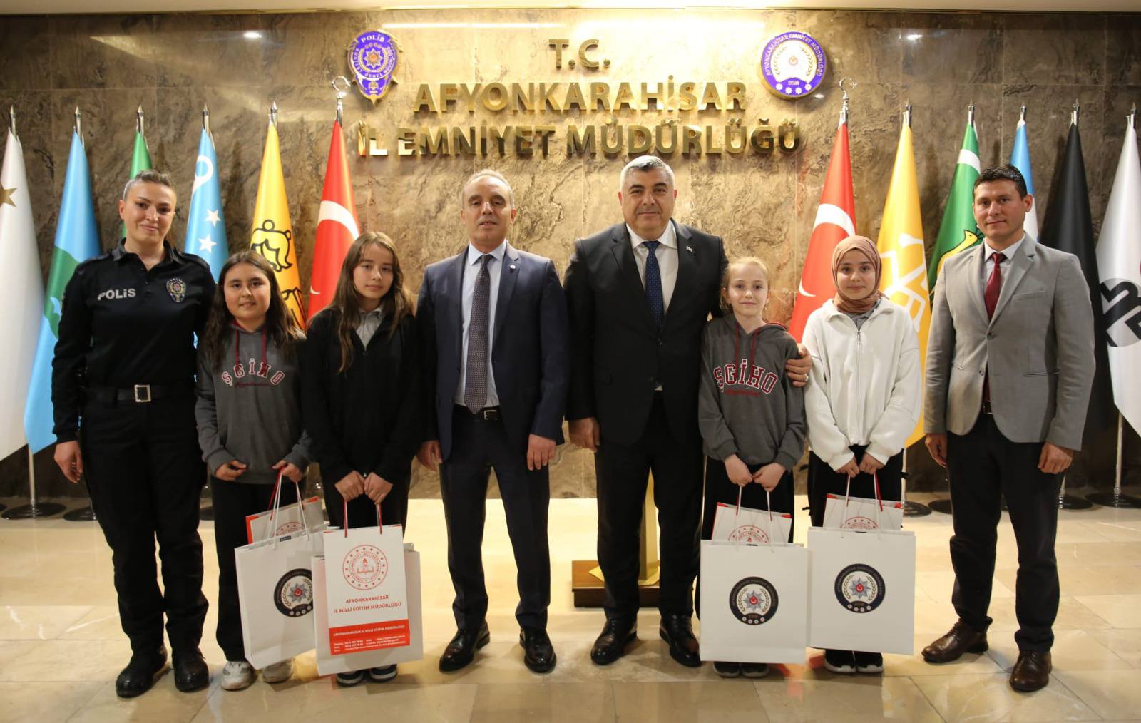Küçük Yüreklerden Gelen Büyük Vefa Ödüllendirildi