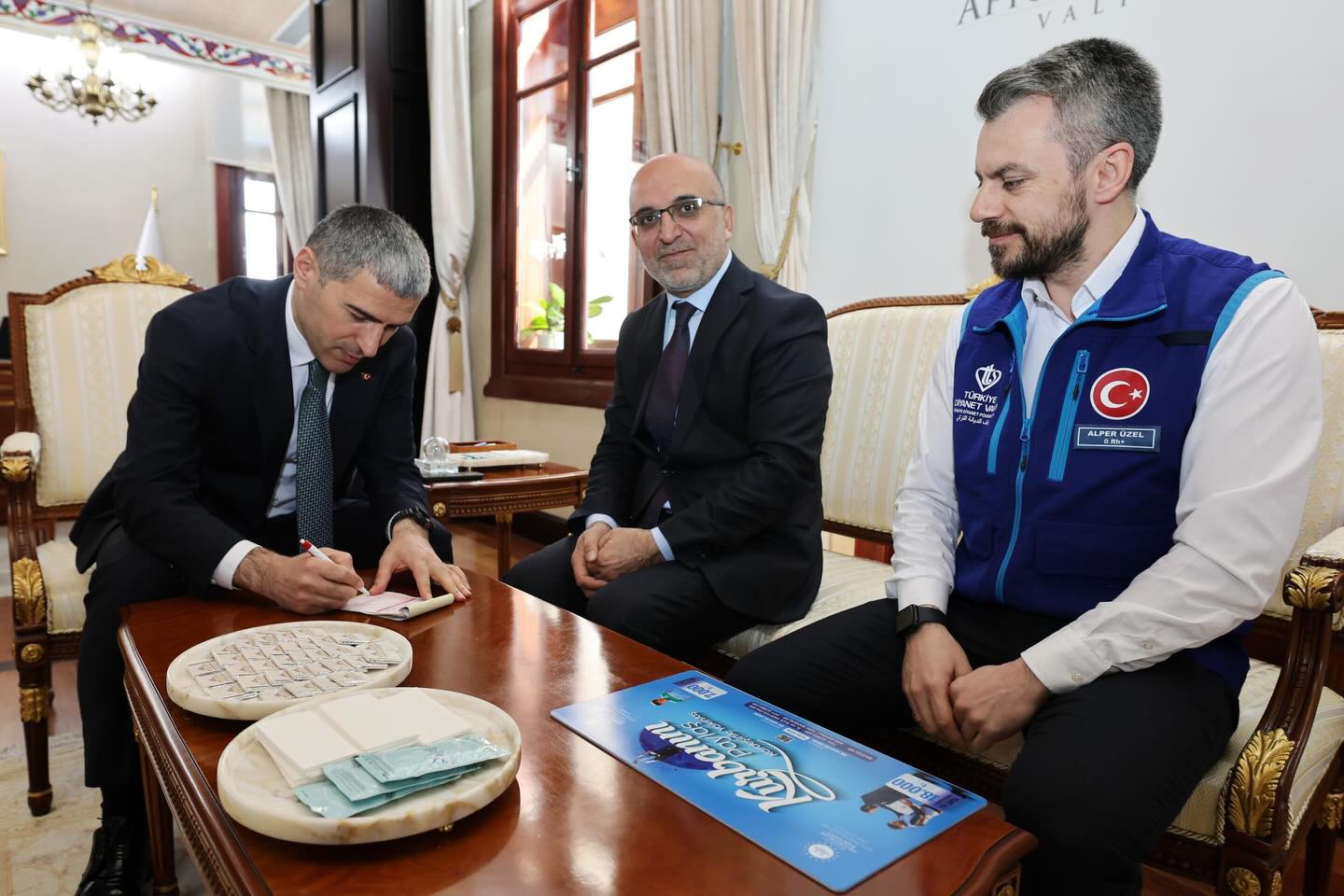 Vali Aktaş, Kurban Bağışını TDV'ye Yaptı