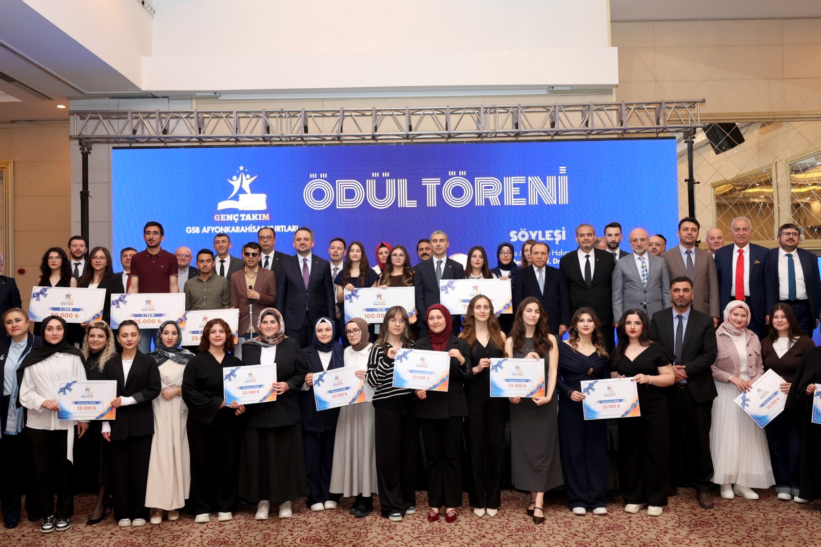 VALİ AKTAŞ GENÇLERİN HEYECANINA ORTAK OLDU