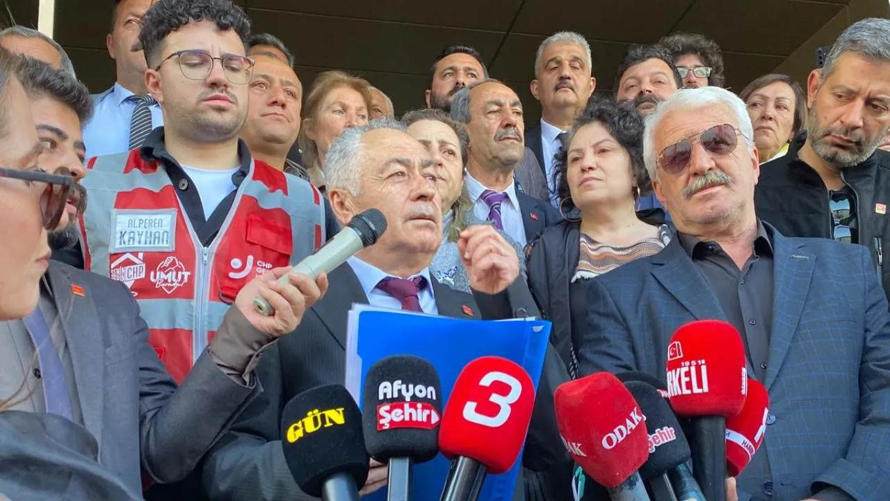 Vatandaşlar Belediye Önünde Toplandı, CHP İl Başkanı Konuştu