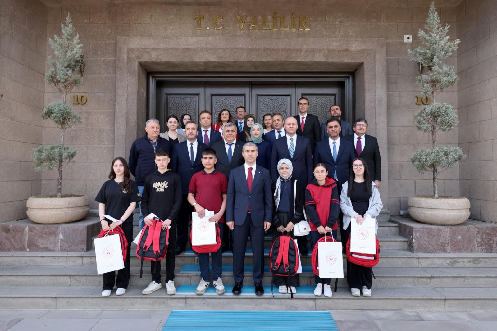 Vali Aktaş, Başarılı Öğrencilere Ödüllerini Verdi
