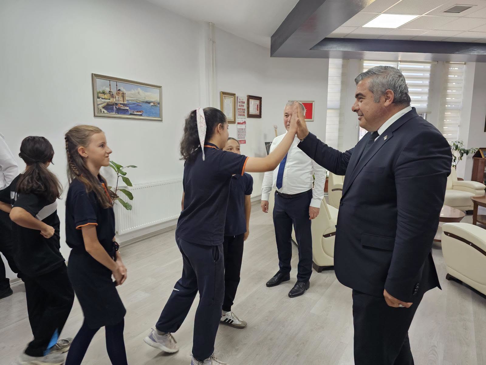 Öğrenciler, Mutluluklarını İl Müdürüyle Paylaştı