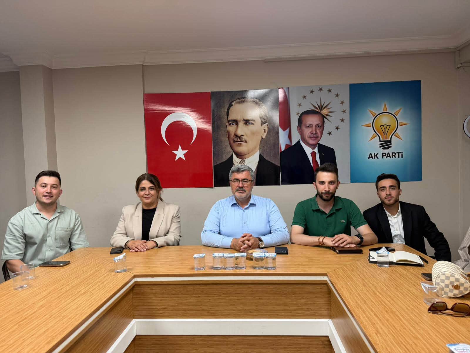 ÖZKAYA, GENÇLİK KOLLARI TOPLANTISINA KATILDI