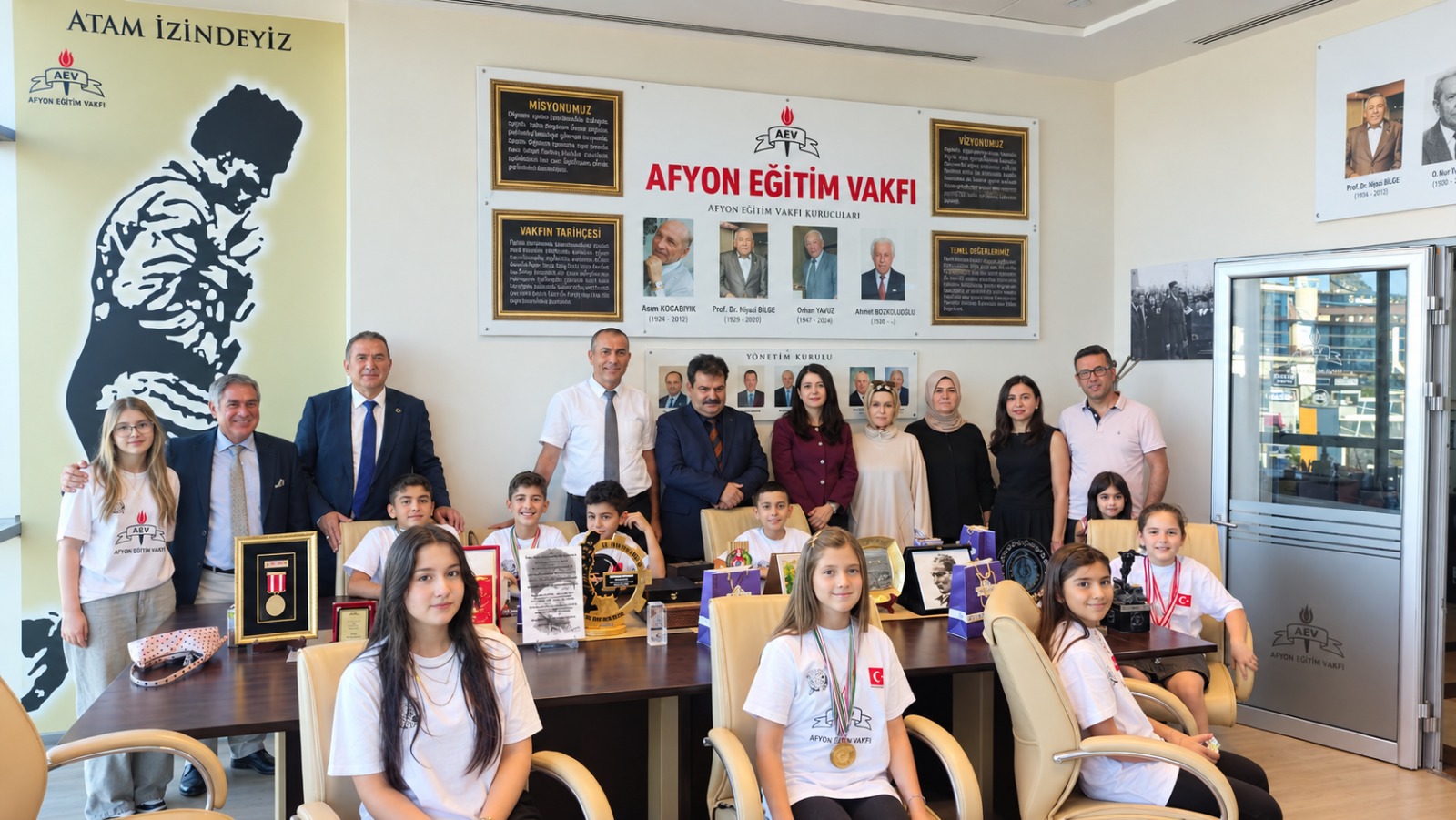 DÜNYA ŞAMPİYONLARINDAN AFYON EĞİTİM VAKFI’NA GURUR ZİYARETİ