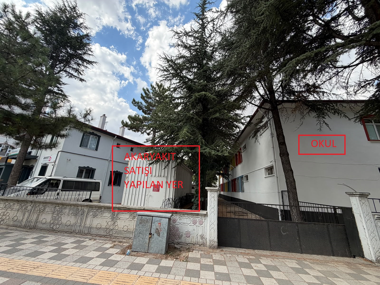 ŞUHUT’TA OKULUN YANI BAŞINDAKİ AKARYAKIT SATIŞI VELİLERİ ENDİŞELENDİRİYOR