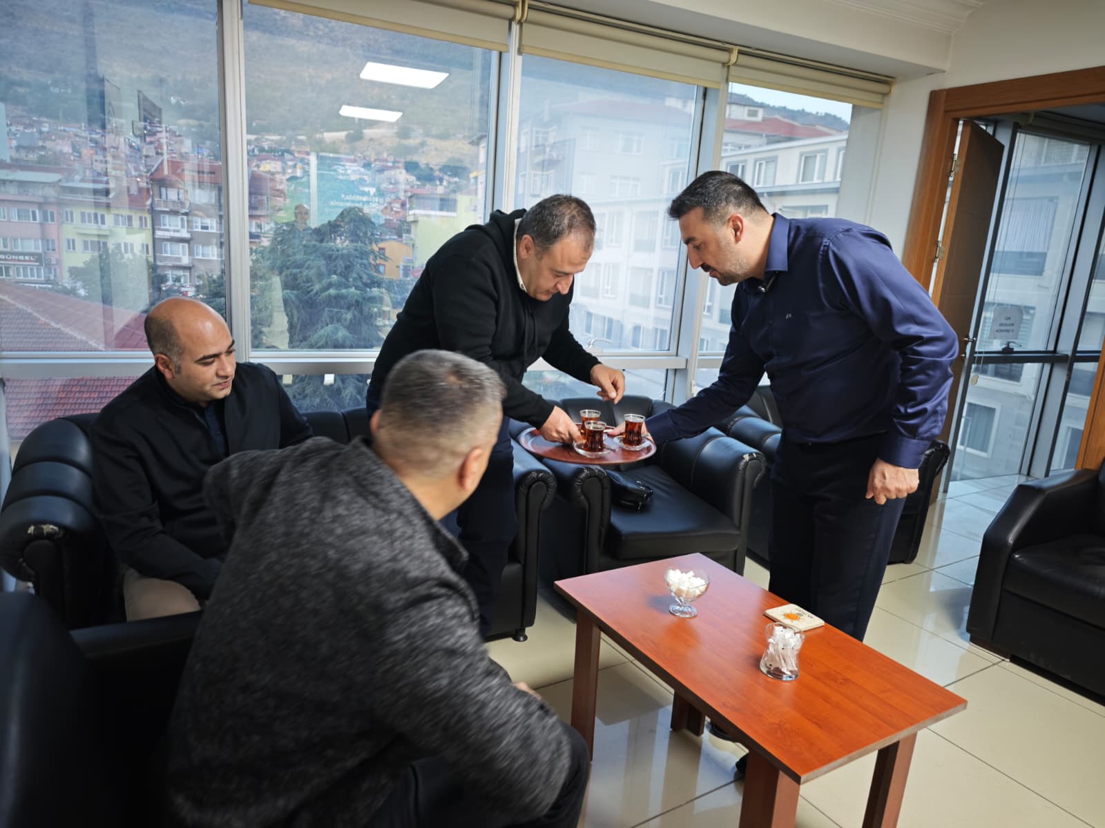 Sabah 06.00’da Başlayan Mesai, Çaylar Başkandan