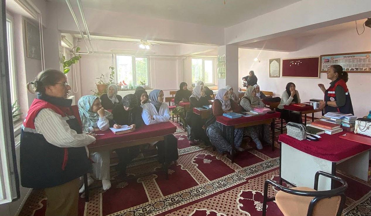 KADIN ÇİFTÇİLERE TARIMSAL ÜRETİM VE HAYVAN SAĞLIĞI KONULARINDA EĞİTİM VERİLDİ