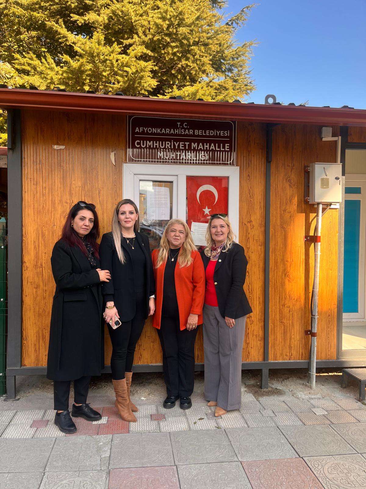 İYİ PARTİLİ KADINLARDAN KADIN MUHTARLARA ANLAMLI ZİYARET