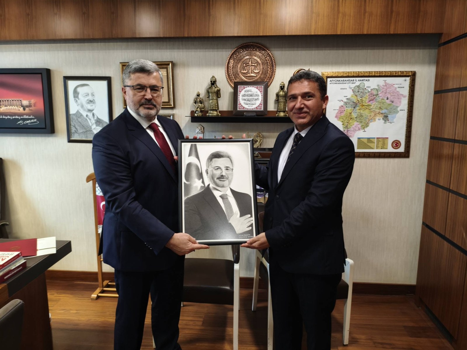 Vekillere Kara Kalem Tabloları Hediye Edildi