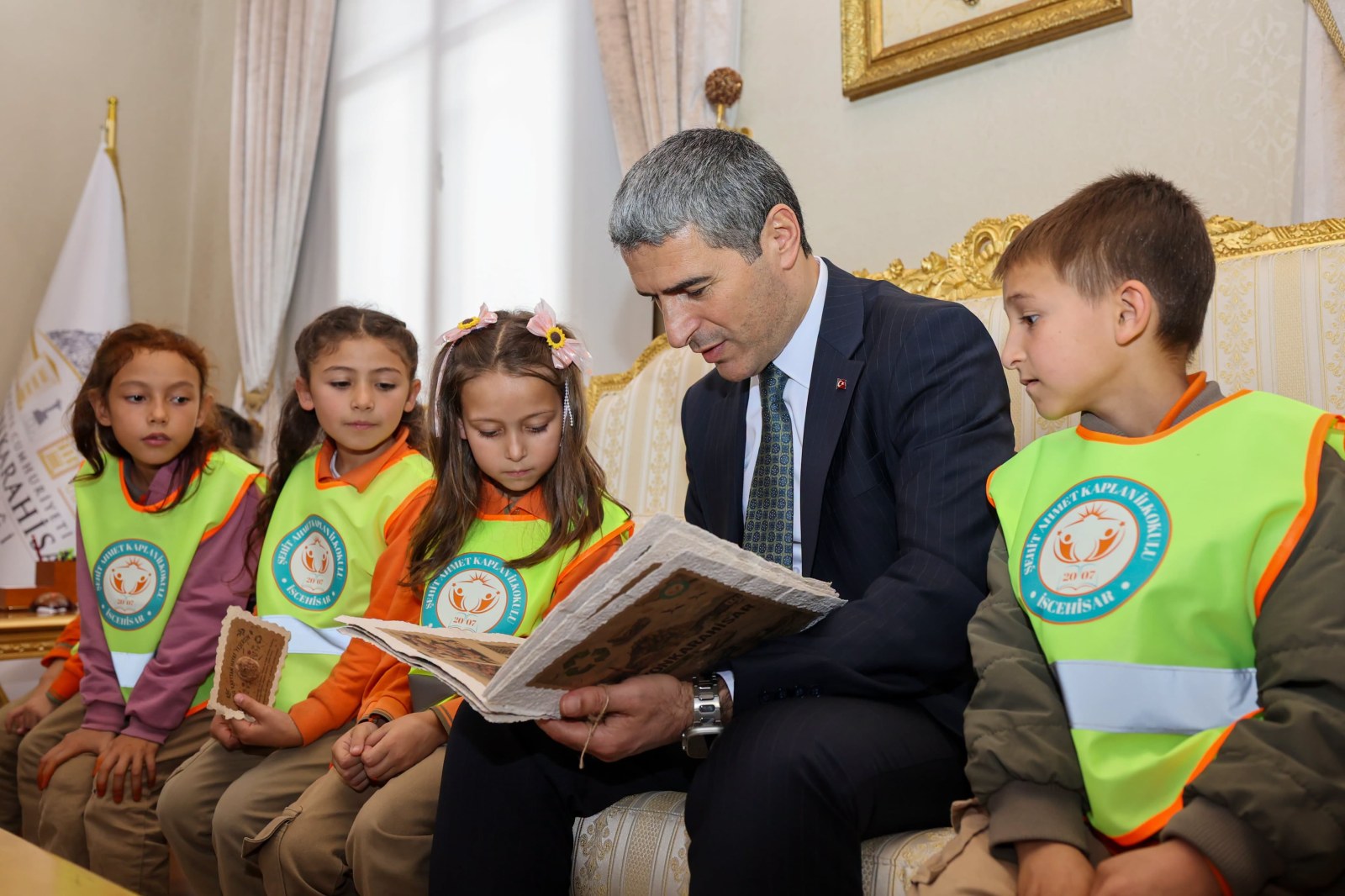 Geri Dönüşümle Hazırladıkları Kitabı Vali Aktaş'a Takdim Ettiler