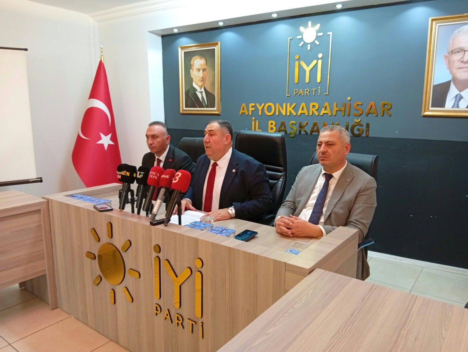 “MİLLET UYANIŞA GEÇTİ, İKTİDAR ÇÖKÜŞE!”
