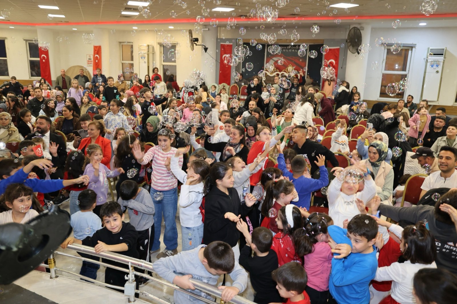 Dinar’da Cumhuriyet Bayramı Coşkusu Çocuklarla Birlikte Yaşandı