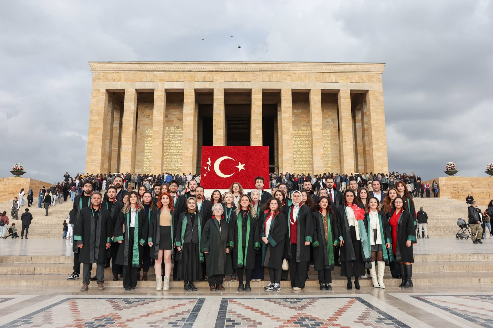 AFYONKARAHİSAR BAROSU TARİHİNDE BİR İLK: RESMÎ ÇELENK SUNMA TÖRENİ